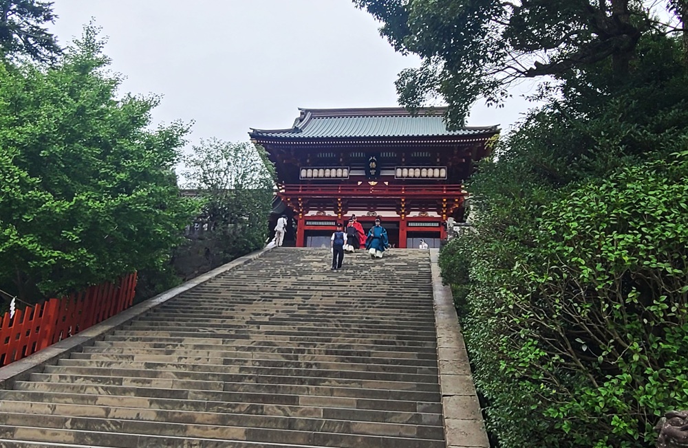 例大祭が終了し神職が階段を降りてくる様子