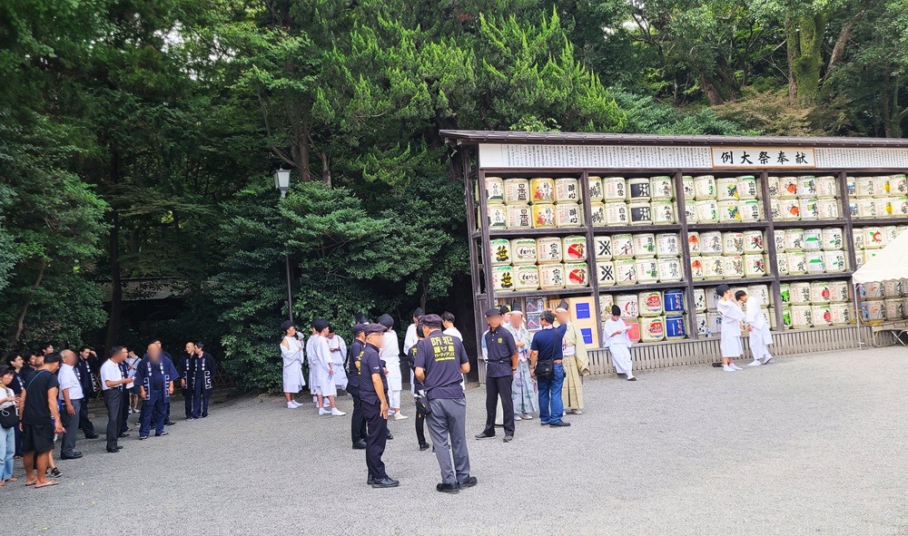 鶴岡八幡宮境内で待機している氏子と警備員
