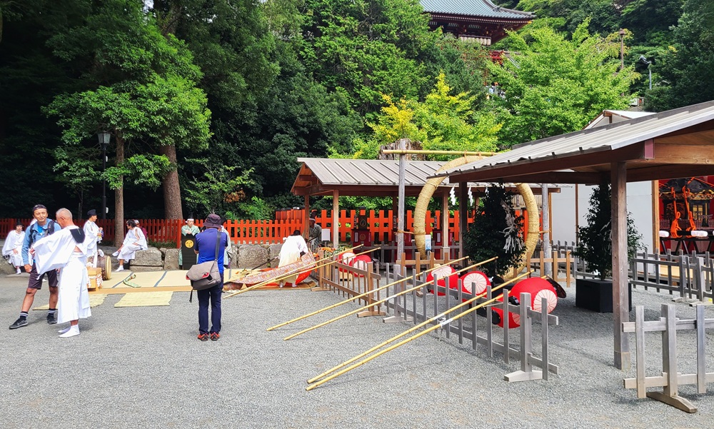 鶴岡八幡宮境内で待機している神職・氏子