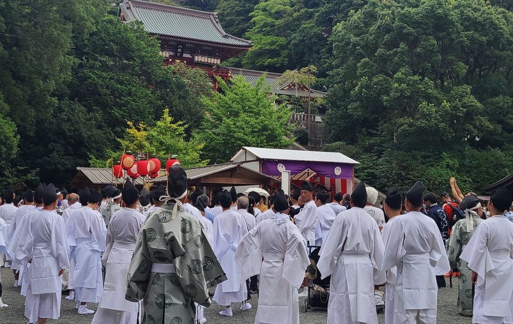 鶴岡八幡宮境内で待機している神職・氏子