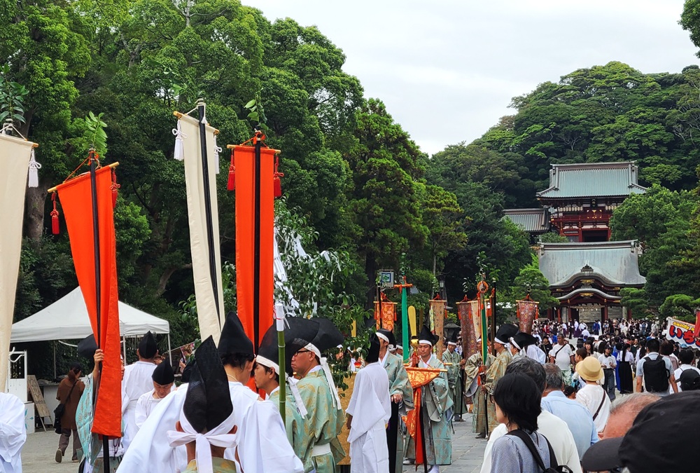 神幸祭開始前の参道の様子と舞殿・本殿