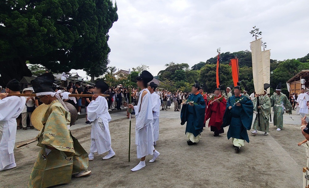 境内を出る神職たち