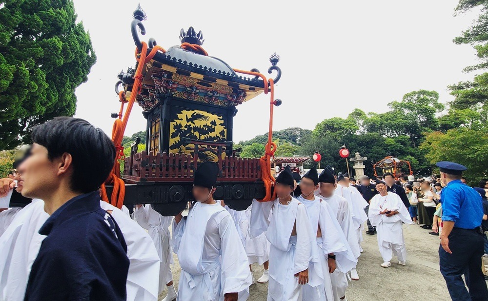 境内を出る神輿