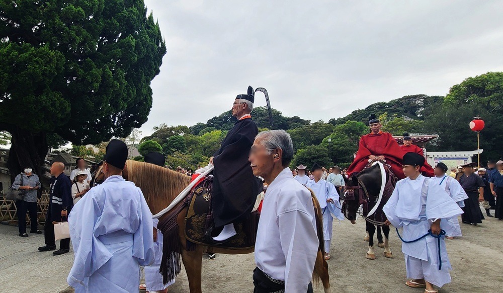 境内を出る宮司