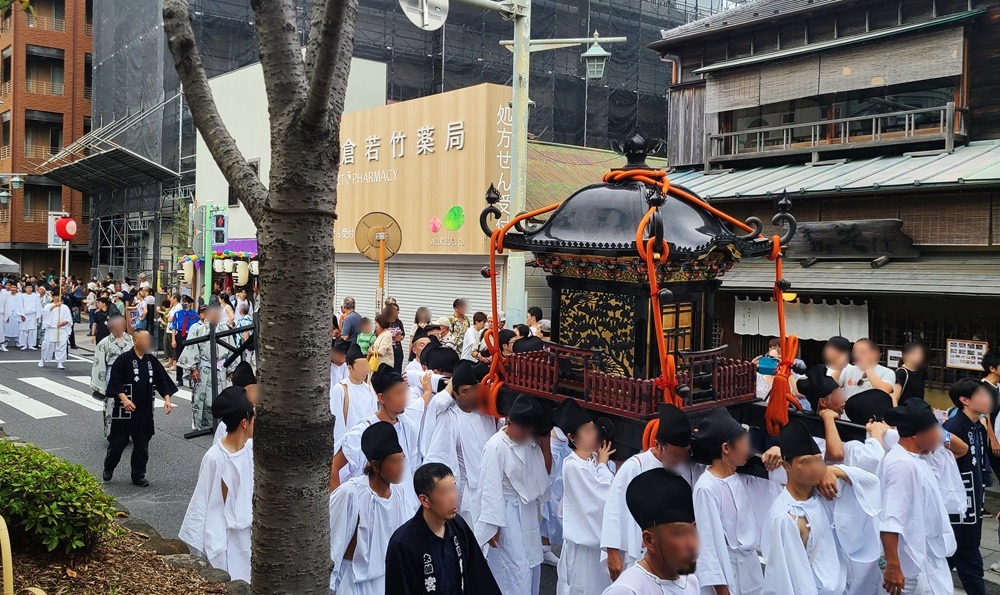 若宮大路を巡幸する神輿