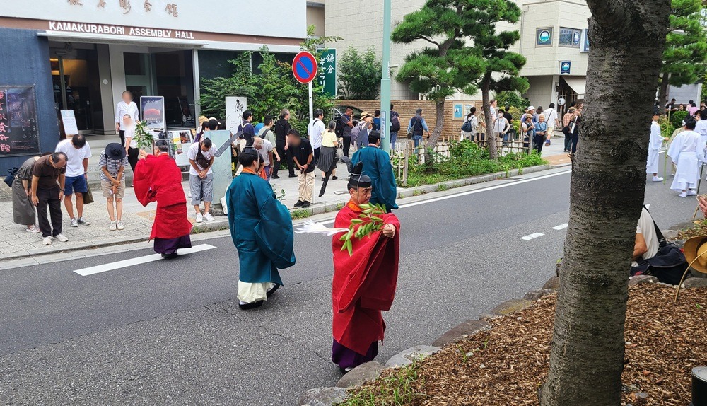見学者にお祓いをする神職