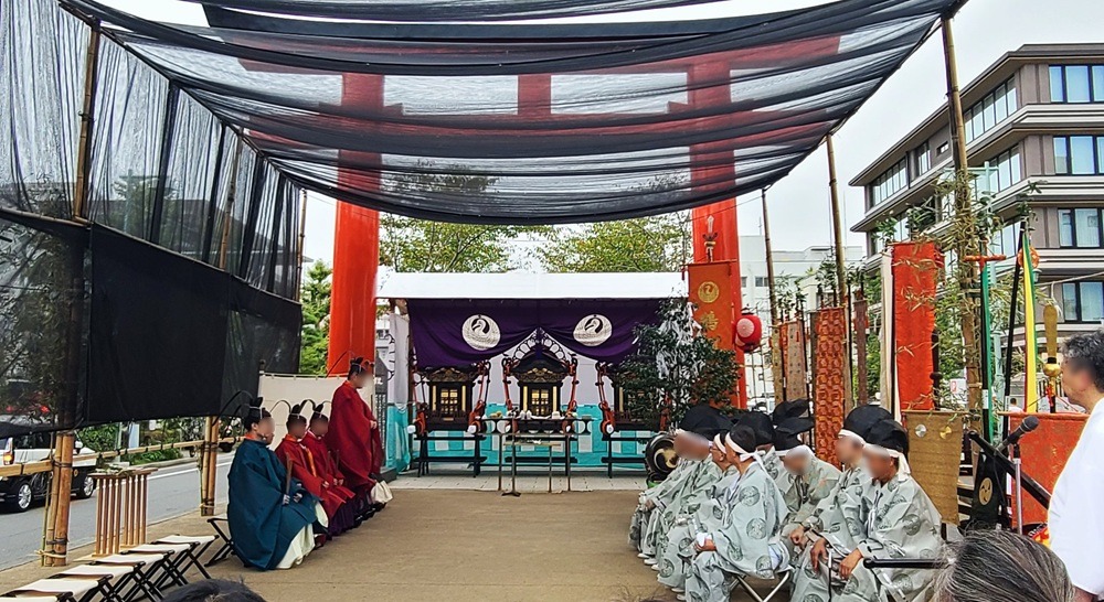 祭壇前に座る神職たち