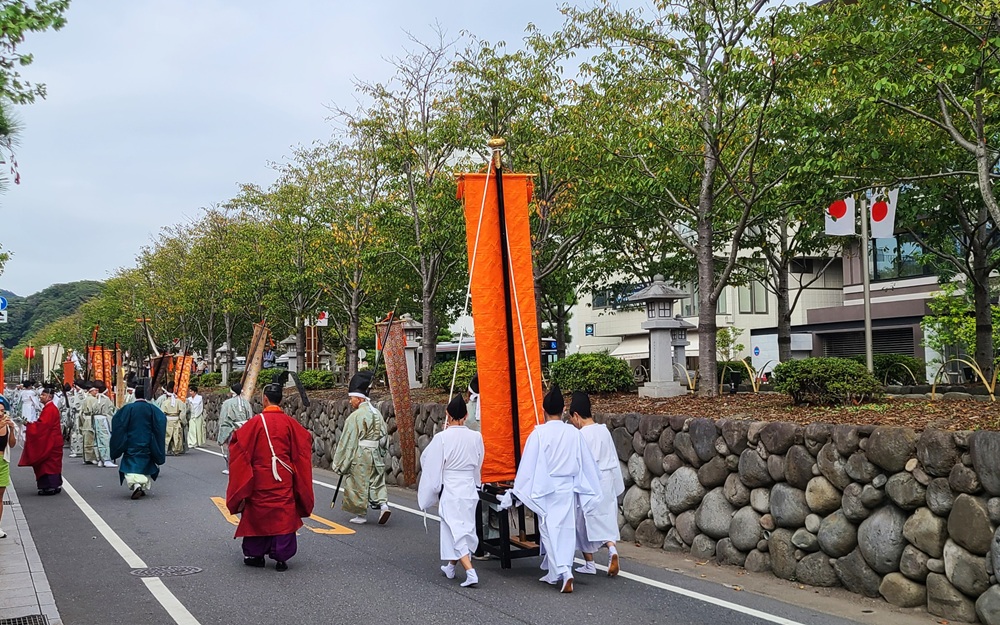 鶴岡八幡宮に戻る神職たち