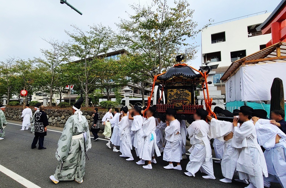 鶴岡八幡宮に戻る神輿