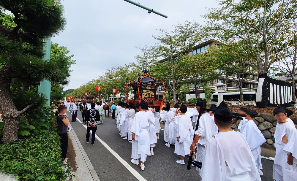 鶴岡八幡宮に戻る神輿と氏子