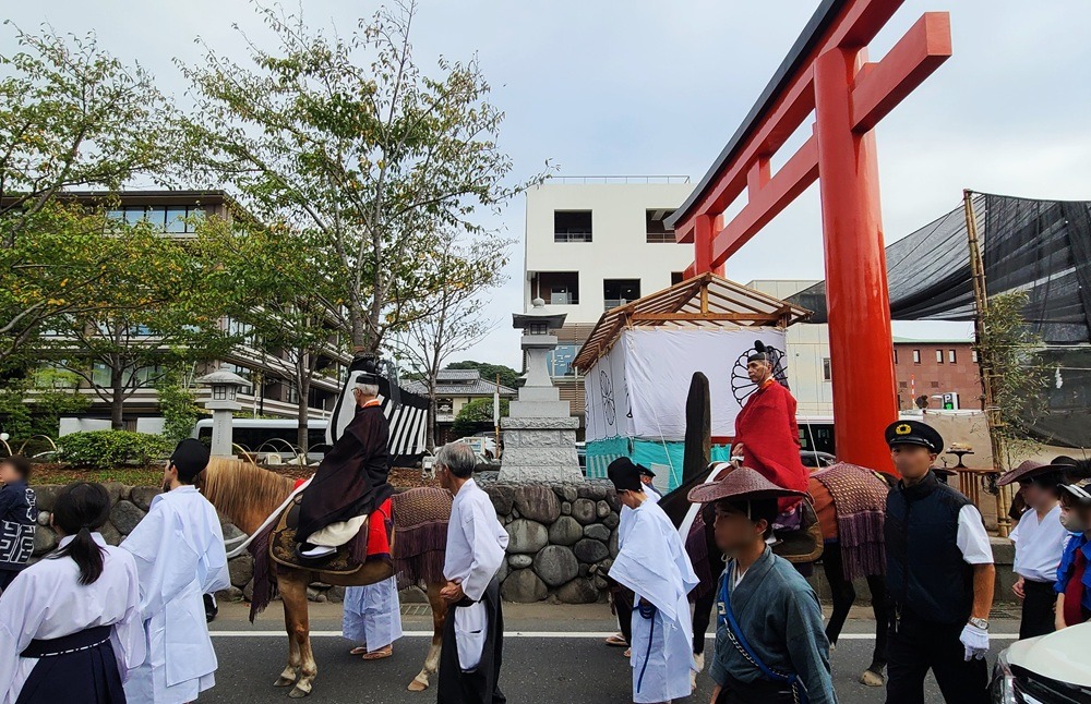 鶴岡八幡宮に戻る馬に乗った宮司と神職