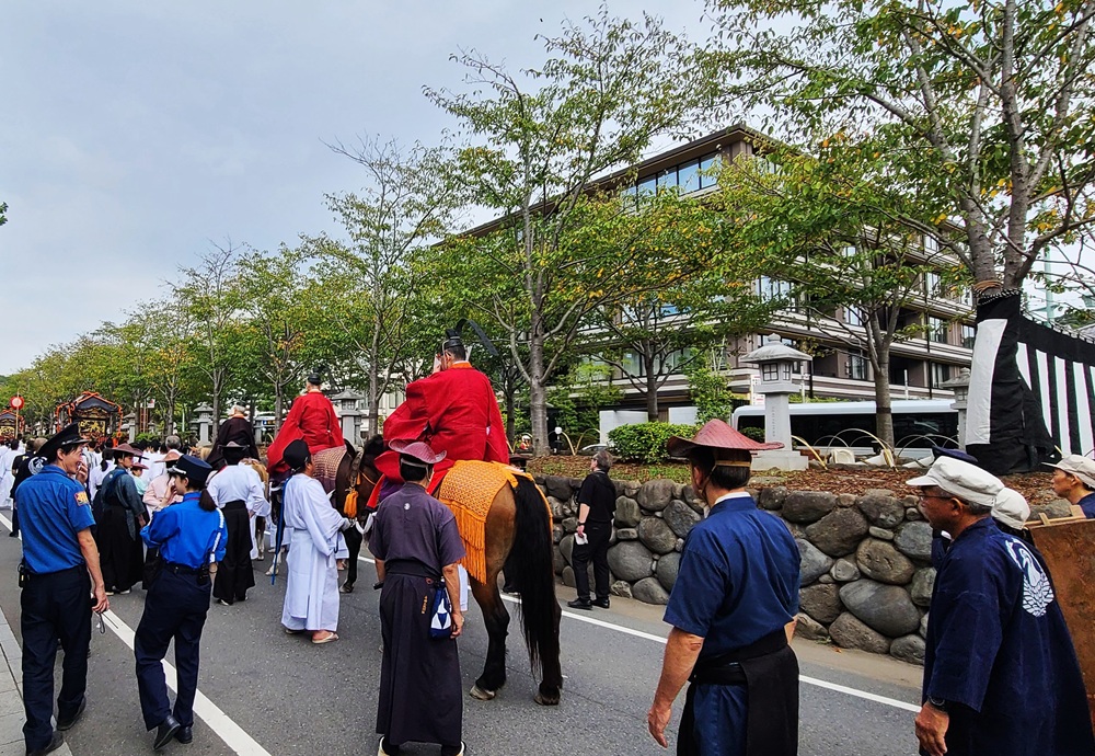 鶴岡八幡宮に戻る馬に乗った宮司と神職