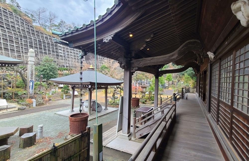 青蓮寺本堂の廊下