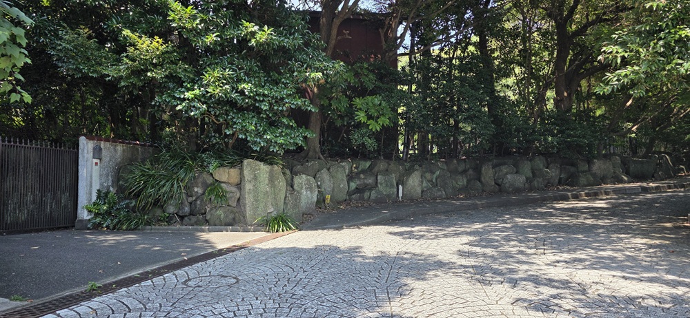 鎌倉文学館へのスロープ