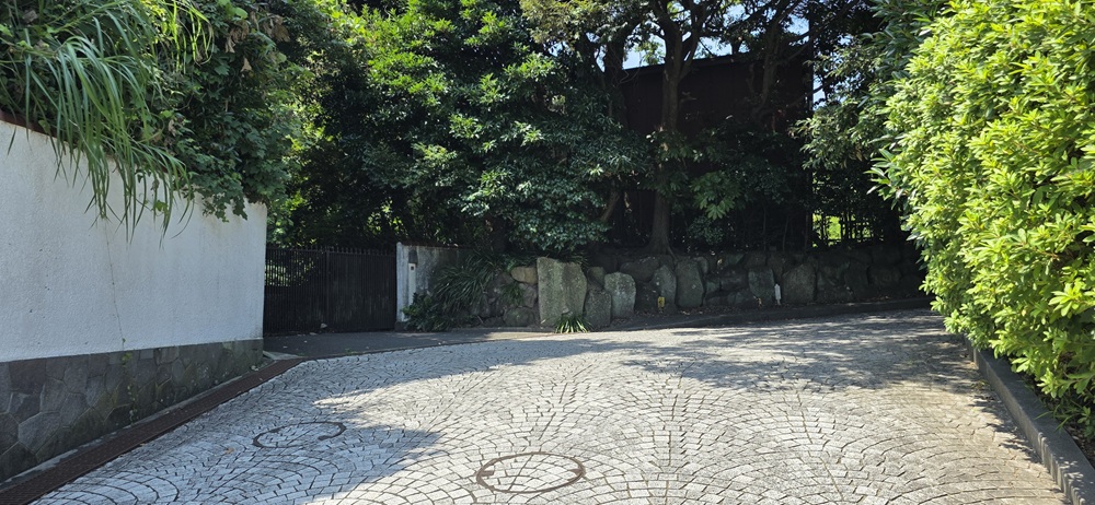 鎌倉文学館入り口 左に旧前田邸