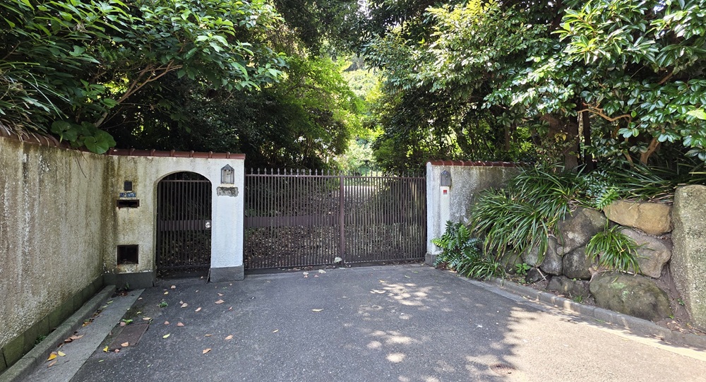 鎌倉文学館入り口 左に旧前田邸