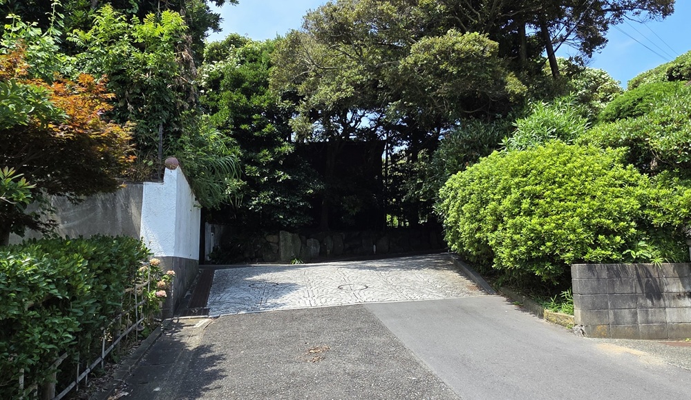 鎌倉文学館入り口