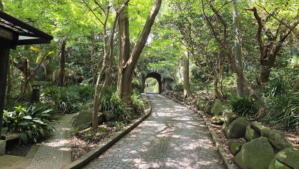 鎌倉文学館へ行く途中のトンネル