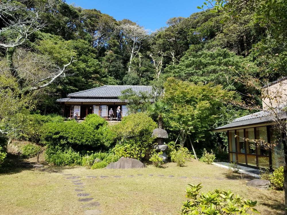 旧川喜多邸の庭と母屋の様子、右側の建物が川喜多映画記念館