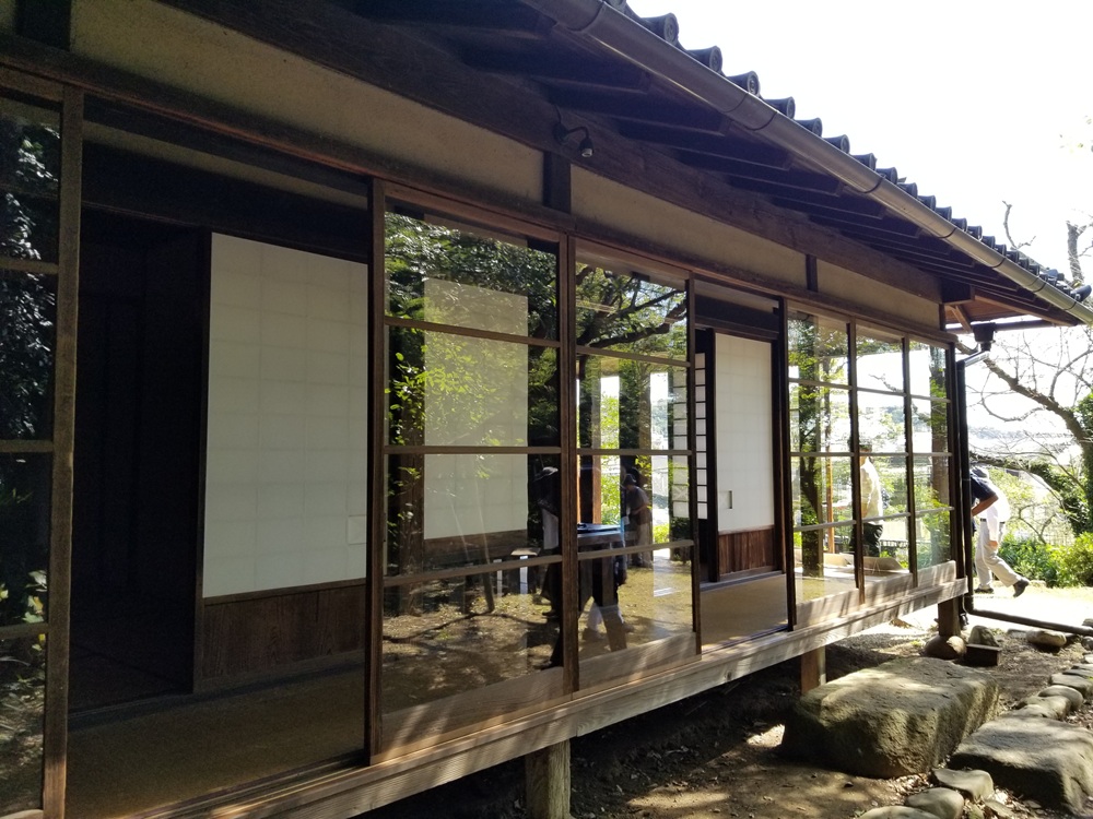 旧川喜多邸の縁側を庭から眺めた景色