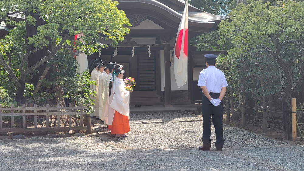 祖霊社秋季例祭に向けた社務所に並ぶ神職たち
