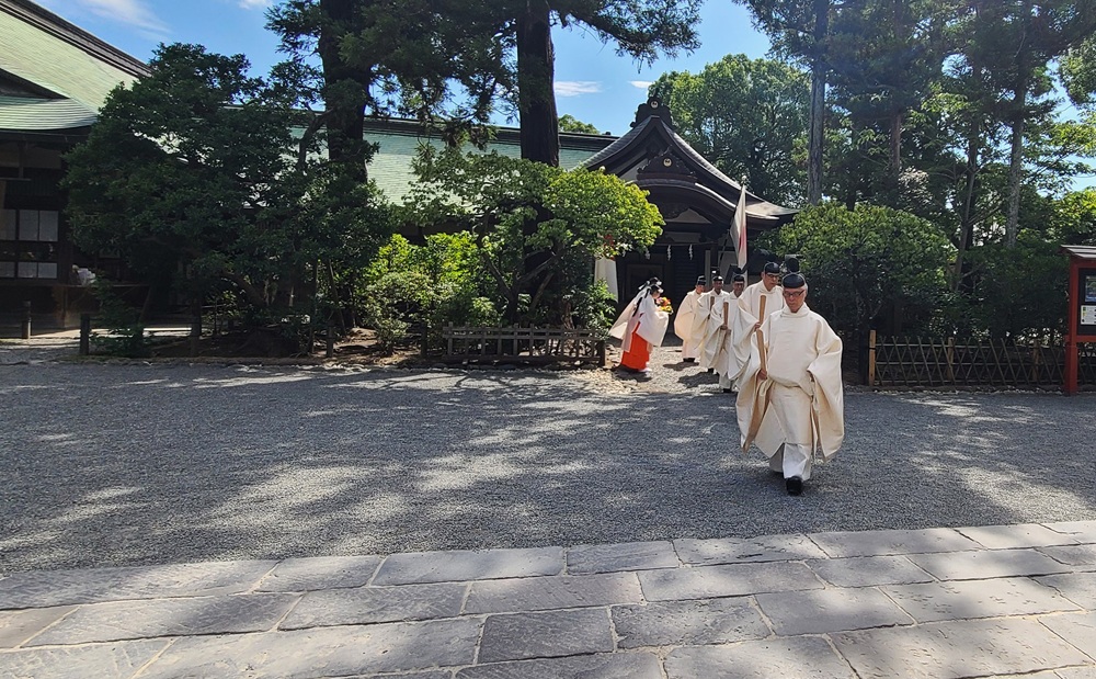 祖霊社秋季例祭に向けた社務所を出発する神職たち