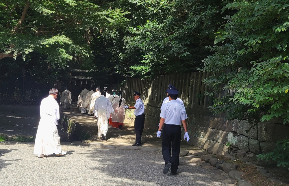 祖霊社秋季例祭に向け祖霊社に向かう神職たち