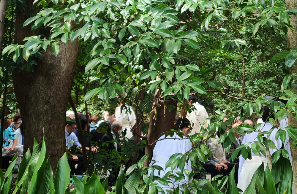 祖霊社秋季例祭が終了し退出する神職たち