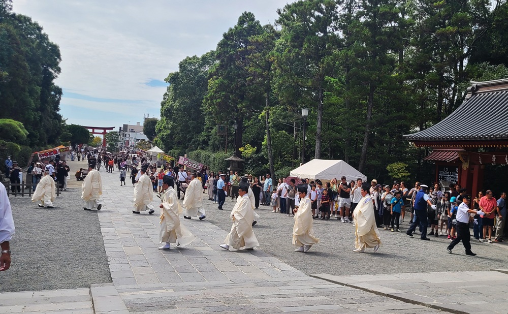 祖霊社秋季例祭が終了し社務所へ戻る神職たち
