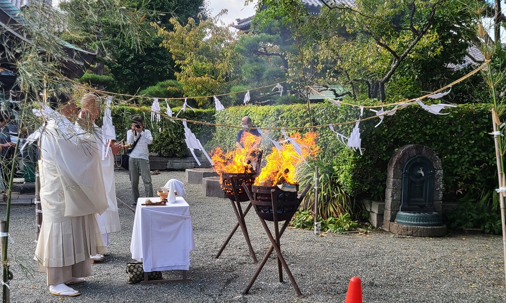 本覚寺の人形供養のお焚き上げ 読経中