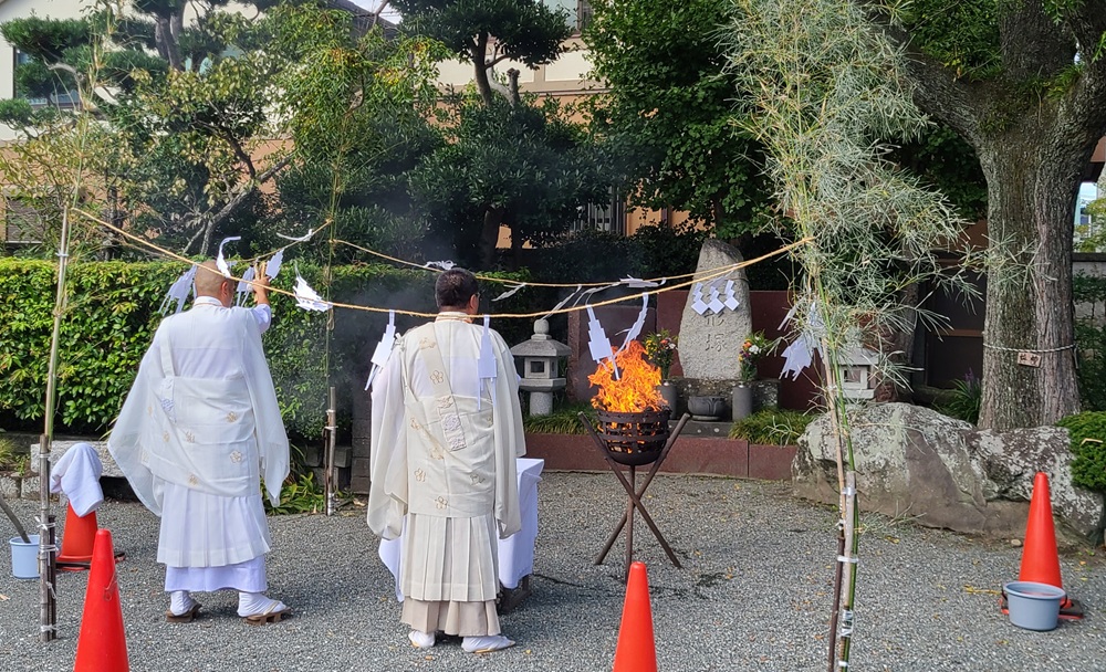 本覚寺の人形供養のお焚き上げ 読経中