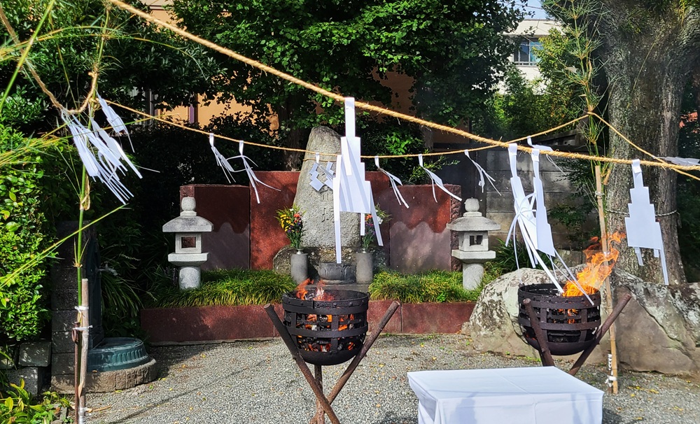 本覚寺の人形供養の石碑