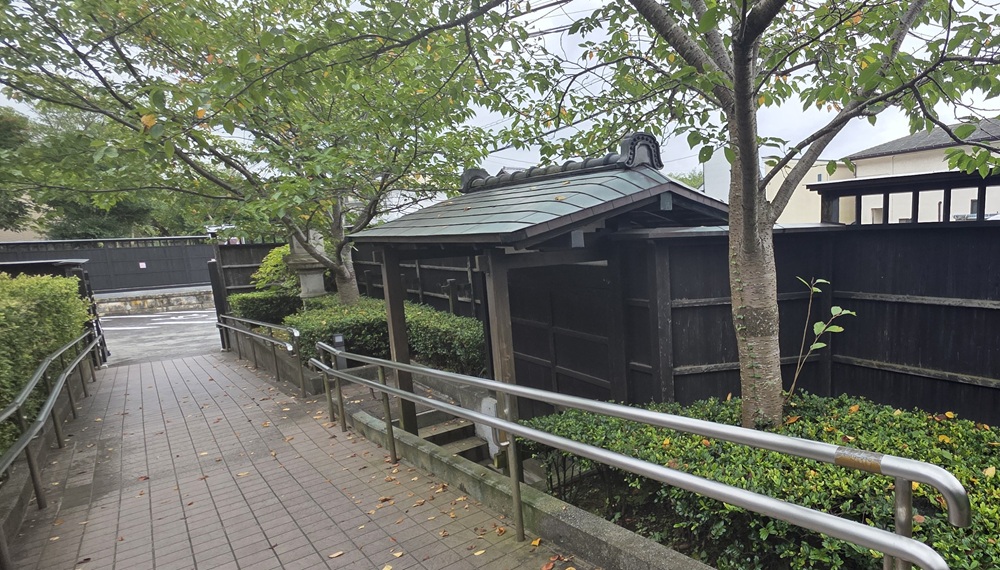 川喜多映画記念館遊歩道にある門