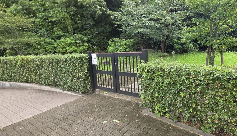 旧川喜多邸へ上がる門