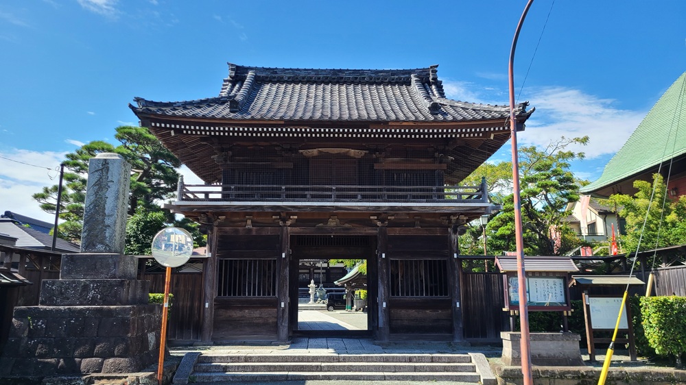 本覚寺の門を正面から撮影