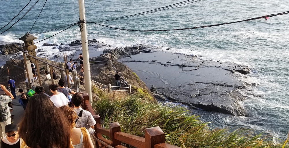 現在の江の島 稚児が渕