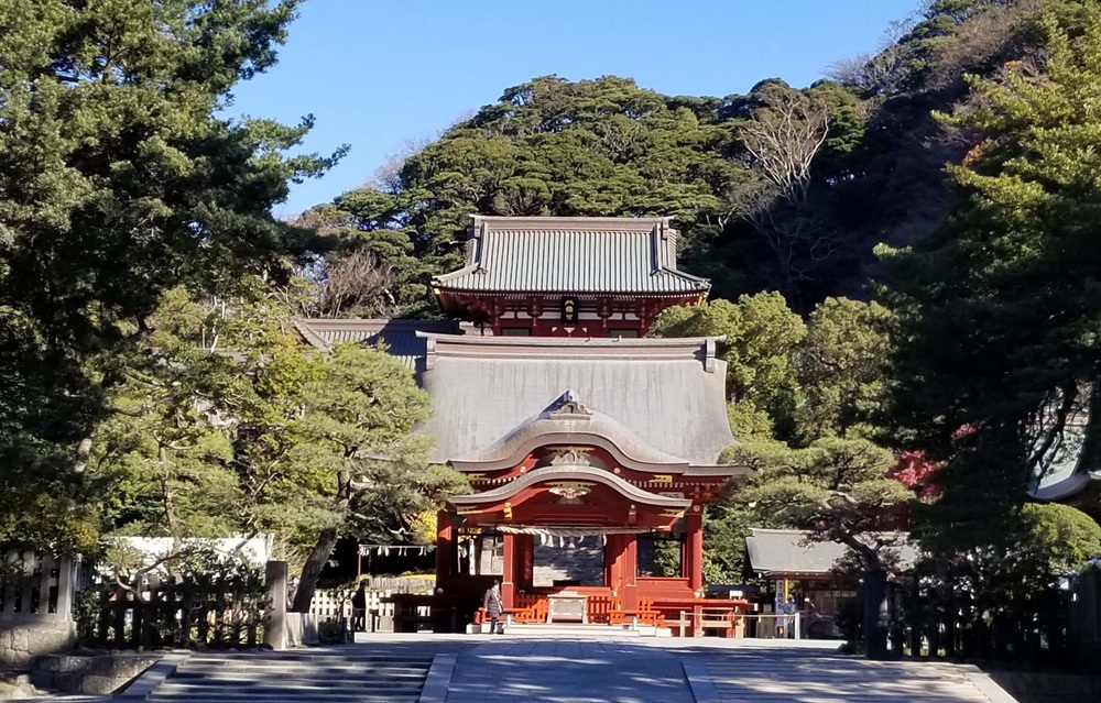 鶴岡八幡宮の舞殿と本殿