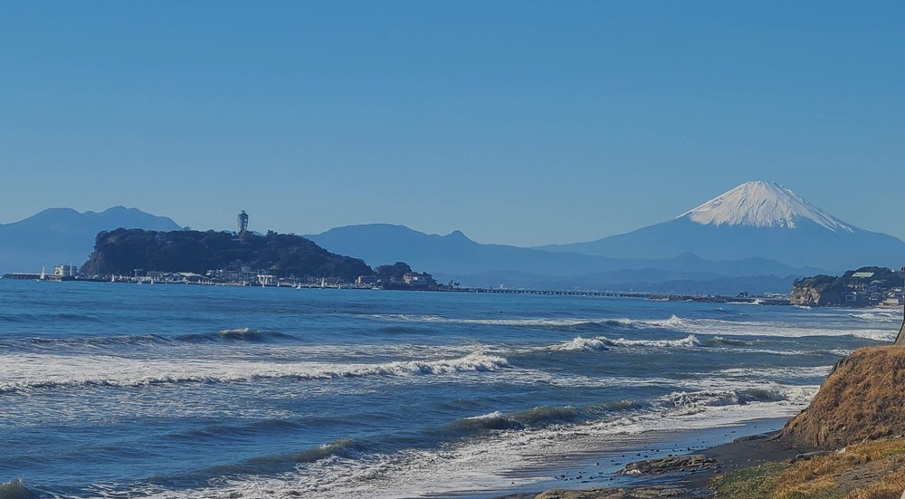 七里ヶ浜かた見た江の島と富士山