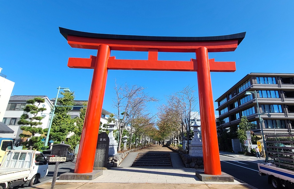 鶴岡八幡宮　二の鳥居と段葛の様子