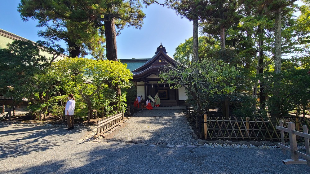 鶴岡八幡宮 社務所前の様子 2025年10月17日 9時40分撮影
