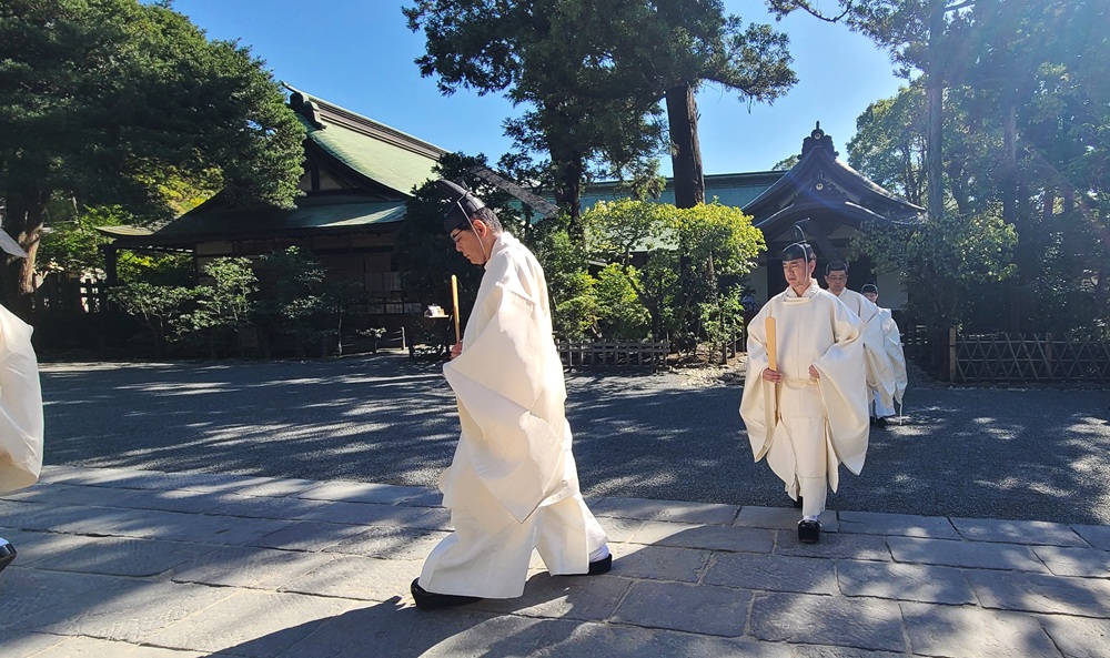 鶴岡八幡宮 社務所を出る神職たち 2025年9時57分撮影