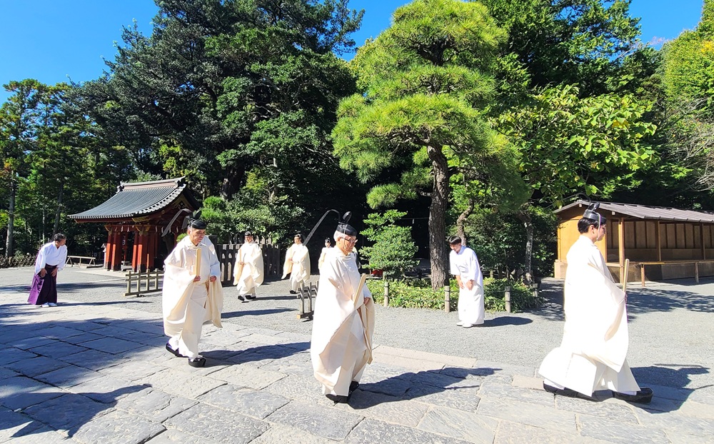 鶴岡八幡宮 禊所を出て本殿に向かう神職たち 10時02分撮影