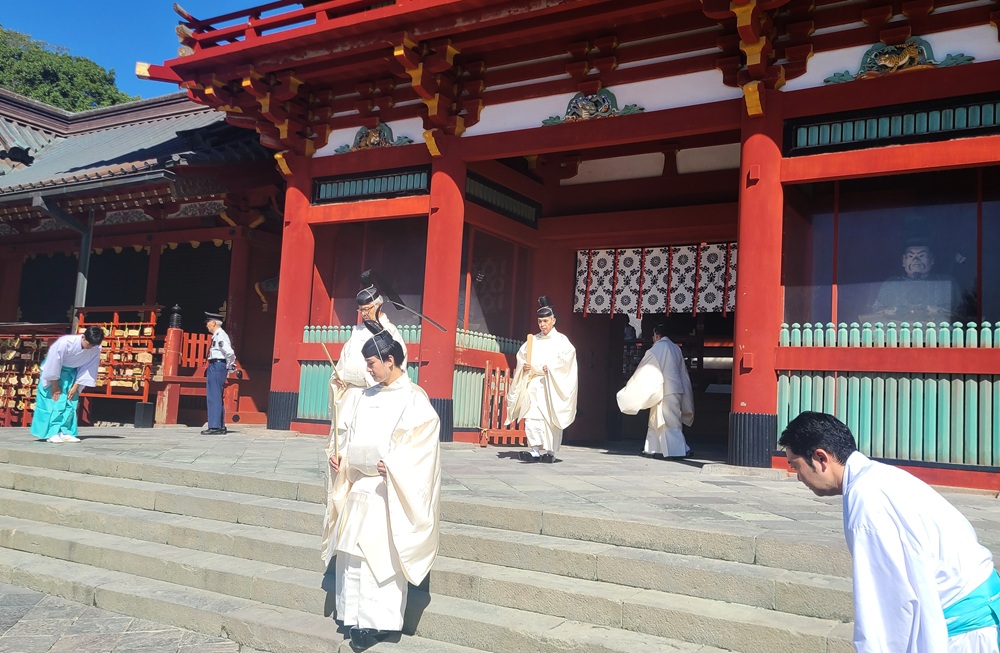 鶴岡八幡宮 本殿での祭事が終わり出てくる神職たち 10時49分撮影