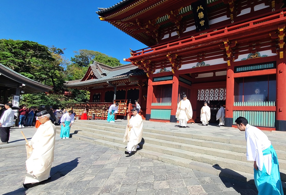 鶴岡八幡宮 本殿での祭事が終わり出てくる神職たち 10時49分撮影