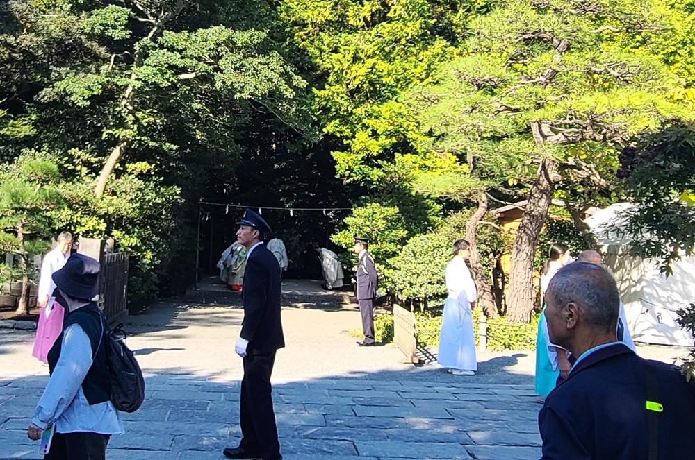 鶴岡八幡宮の禊所で礼拝をする神職たち