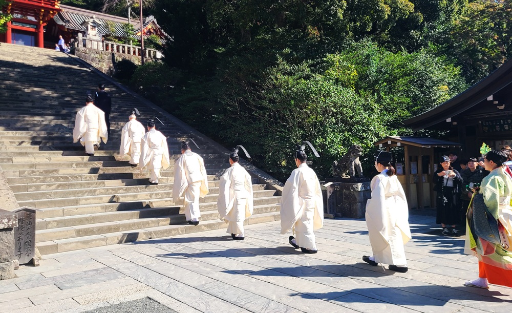 鶴岡八幡宮の本殿への階段を登る神職たち