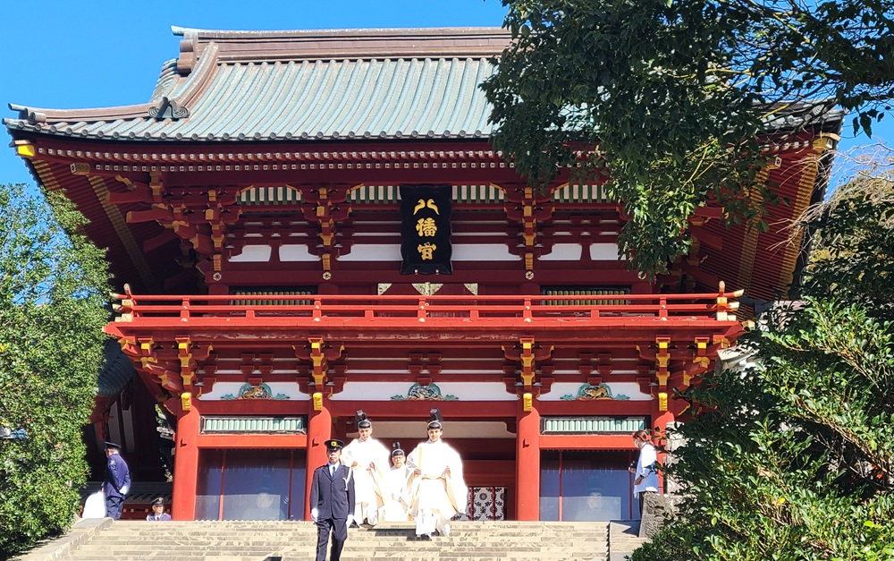 明治祭の神事が終わり本殿を出てくる神職たち