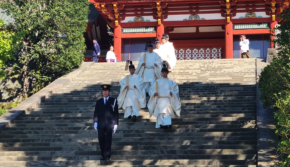 明治祭 鶴岡八幡宮の階段を降りる神職たち