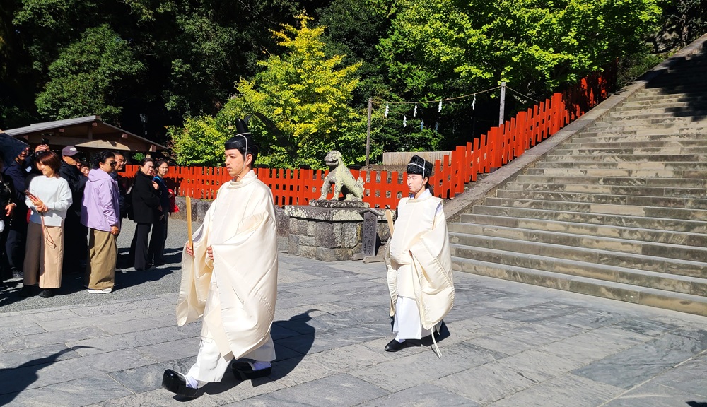 明治祭 階段を降り、今若に向かう神職たち