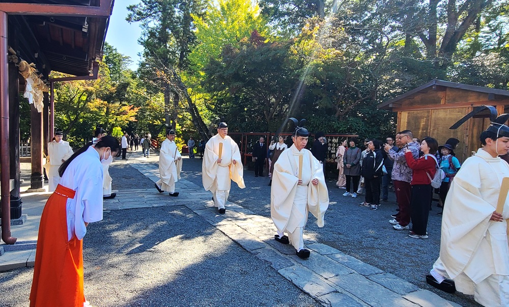 明治祭 10時53分 礼拝が終わり社務所へ戻る神職たち